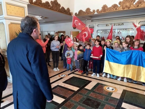 Foto - Bakan yardımcısından Ukraynalı yetimlere bayram ziyareti