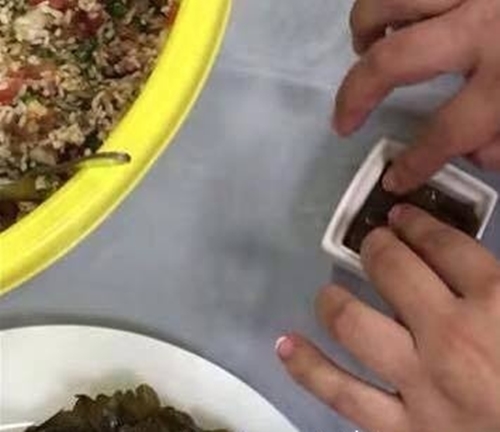 Foto - Bakın Araplar yaprak sarmasını nasıl yapıyor