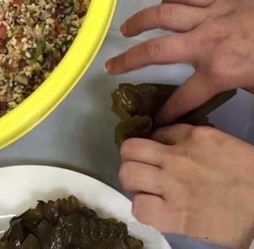 Foto - Bakın Araplar yaprak sarmasını nasıl yapıyor