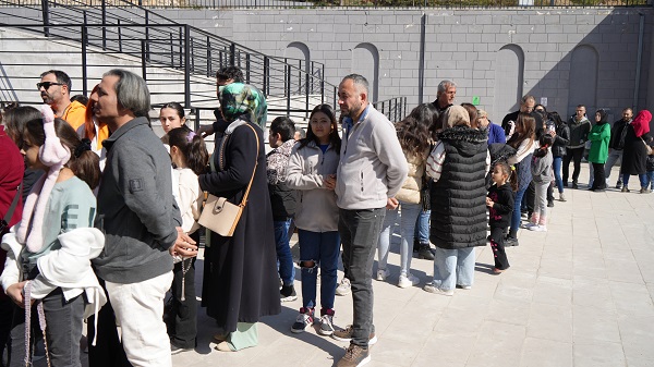 Bakın bu izdihamın sebebi ne?