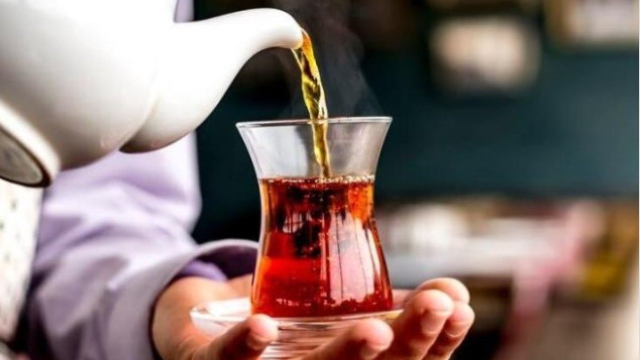 Foto - Bakın hangi hastalığa sebep oluyor! Çay demlerken sakın bunu yapmayın