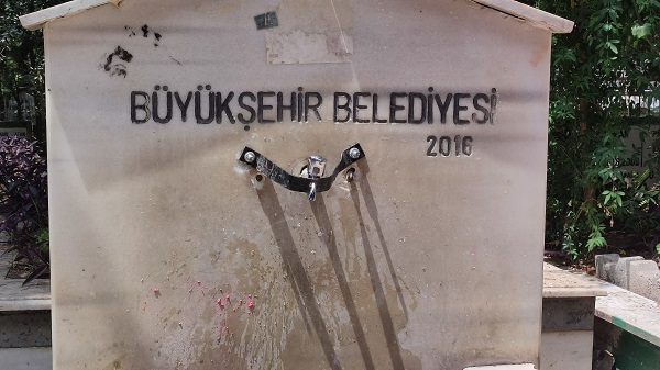 Foto - Bakın hırsızlar neye dadandı! Mezarlıkta prangalı önlem