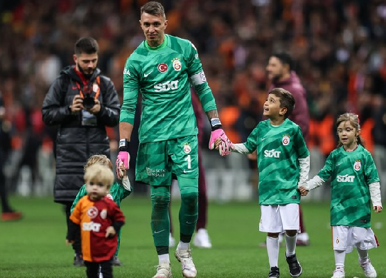 Foto - Bakın koşa koşa kime gitti: Muslera'da yeni gelişme! Ailesi... Sızdırdılar: Flaş kararı verdi herhalde…