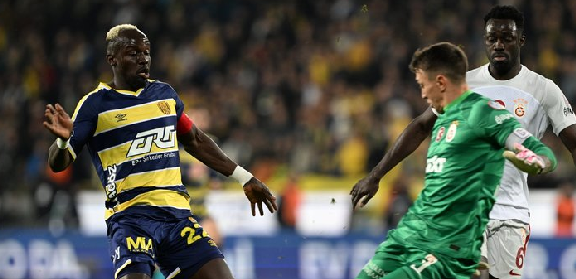 Foto - Bakın koşa koşa kime gitti: Muslera'da yeni gelişme! Ailesi... Sızdırdılar: Flaş kararı verdi herhalde…