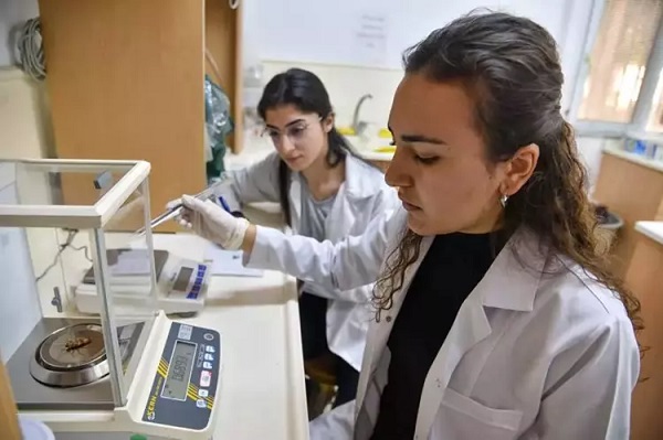 Foto - Bakın neden bunu yapıyorlarmış! Elleriyle foseptikten hamam böceği topluyorlar