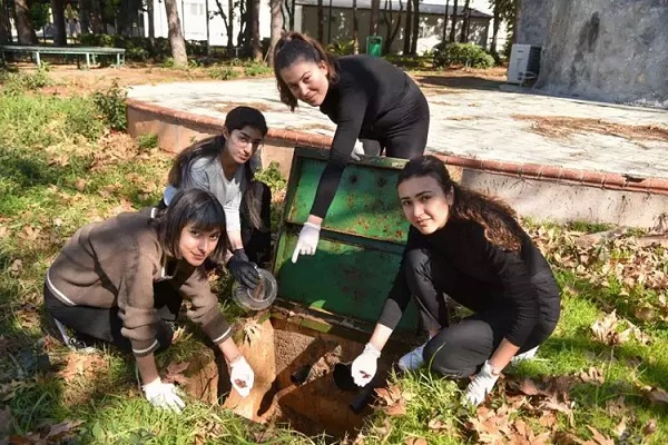 Foto - Bakın neden bunu yapıyorlarmış! Elleriyle foseptikten hamam böceği topluyorlar