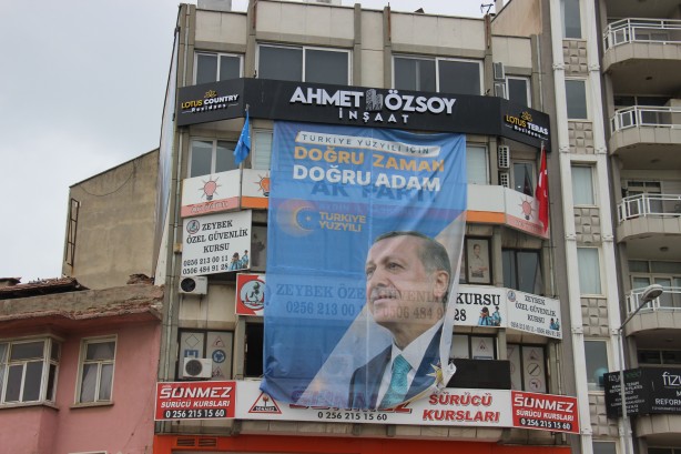 Foto - Bakın nereye asmışlar! CHP’den gece yarısı pankart tahriki
