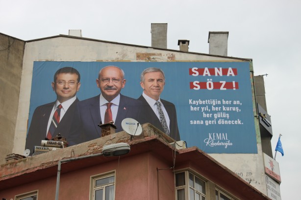 Foto - Bakın nereye asmışlar! CHP’den gece yarısı pankart tahriki