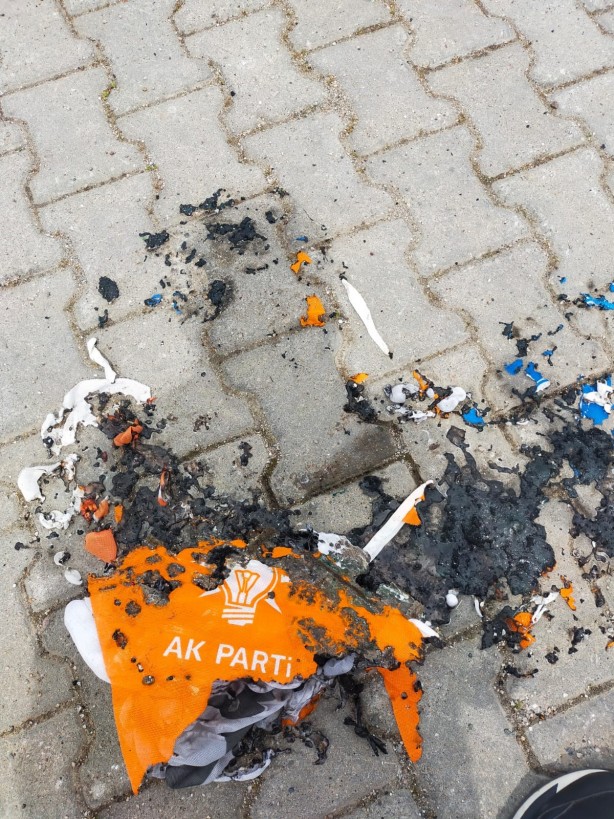 Bakın nereye asmışlar! CHP’den gece yarısı pankart tahriki