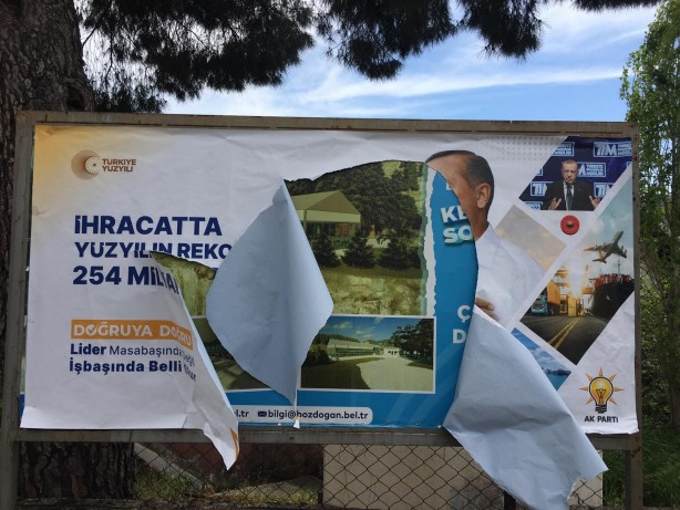 Foto - Bakın nereye asmışlar! CHP’den gece yarısı pankart tahriki