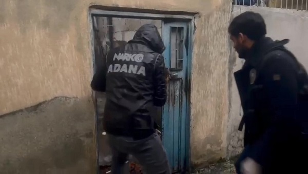 Foto - Bakın nereye gizlemişler! Kapıyı kıran polisler şaşkına döndü