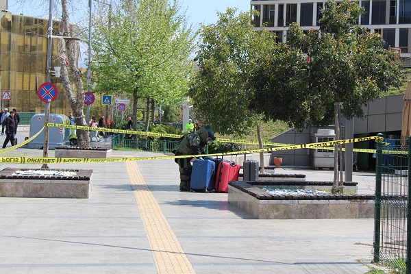 Bakın o valizlerden neler çıktı! Dalgın bulaşıkçı şehri ayağa kaldırdı