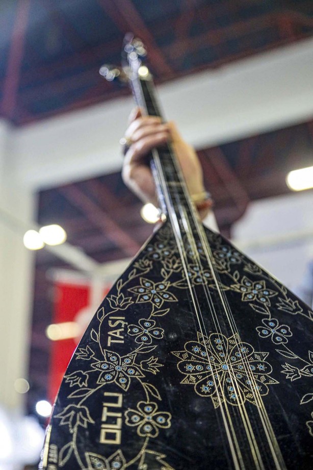 Foto - Bakın oltu taşından neler yapılıyor! İbrahim Erkal’ın sazının fiyatı dudak uçuklattı!