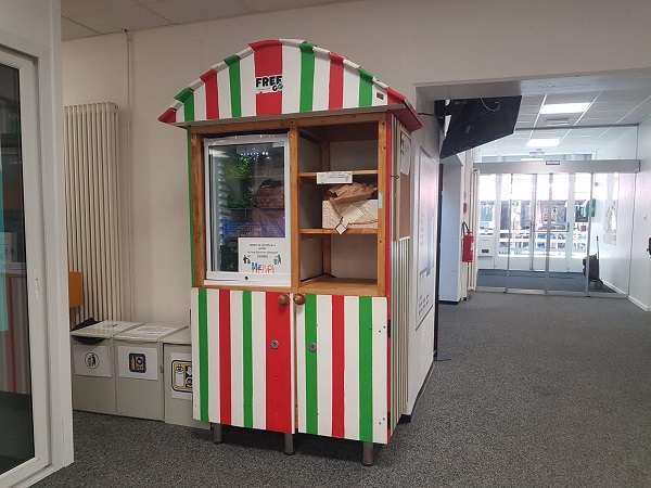 Foto - Bakın sebebi neymiş! O ülkede sokaklara buzdolabı yerleştirdiler