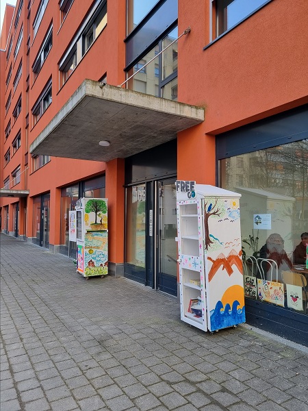 Foto - Bakın sebebi neymiş! O ülkede sokaklara buzdolabı yerleştirdiler