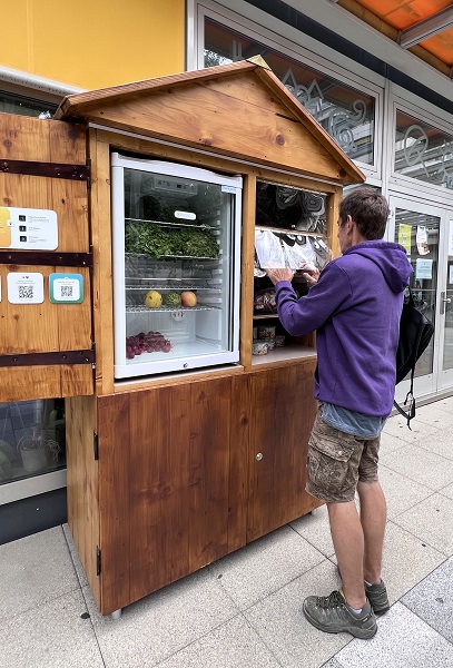 Foto - Bakın sebebi neymiş! O ülkede sokaklara buzdolabı yerleştirdiler