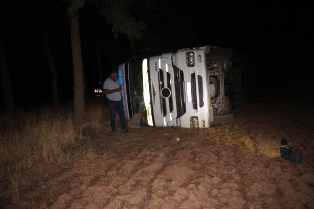 Foto - Bakır kablo yüklü tır devrildi