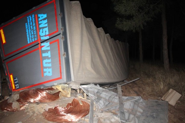 Bakır kablo yüklü tır devrildi