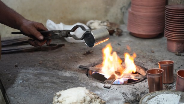 Bakır kalaycısının 100 derece sıcakta zorlu mesaisi