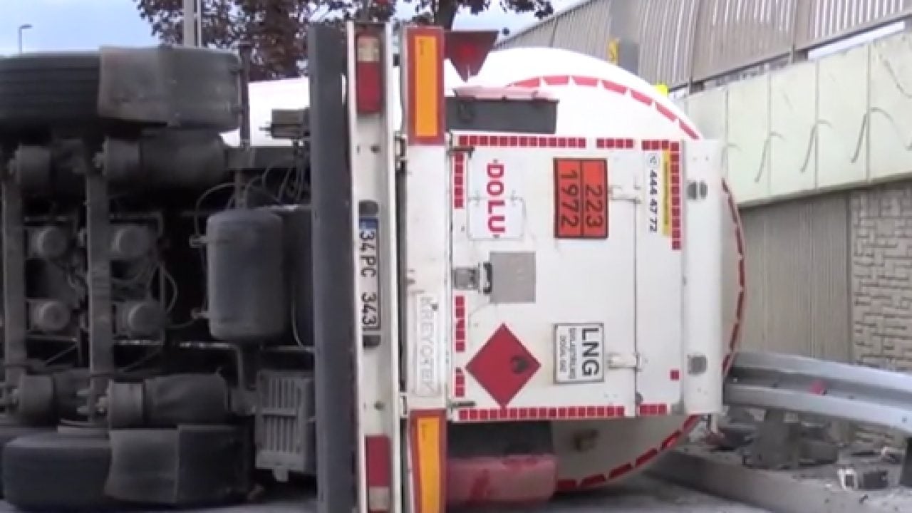 Foto - Bakırköy'de LNG yüklü tanker kazası! Virajı alamayınca devrildi