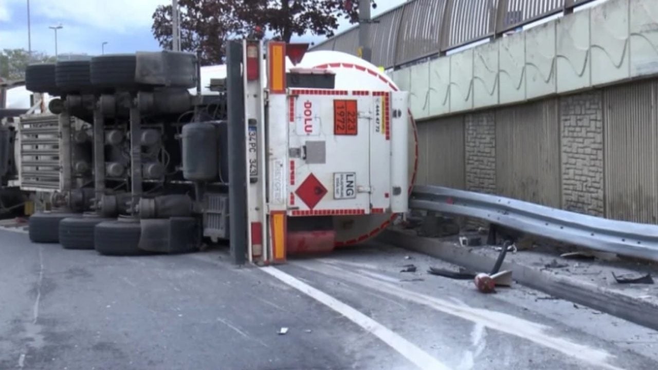 Foto - Bakırköy'de LNG yüklü tanker kazası! Virajı alamayınca devrildi