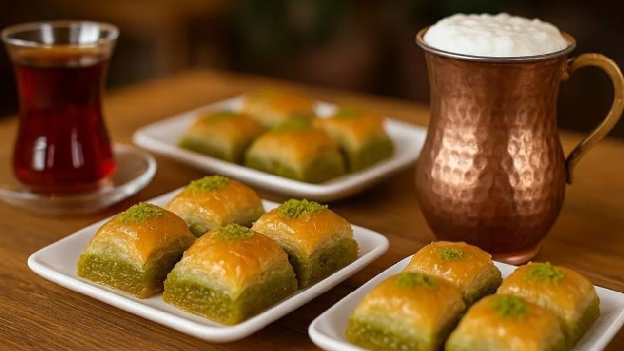 Baklavanın yanında çay mı ayran mı? Tercihin zekanı ortaya çıkarıyor!