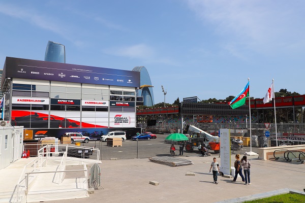 Foto - Bakü sokakları piste dönüştürüldü