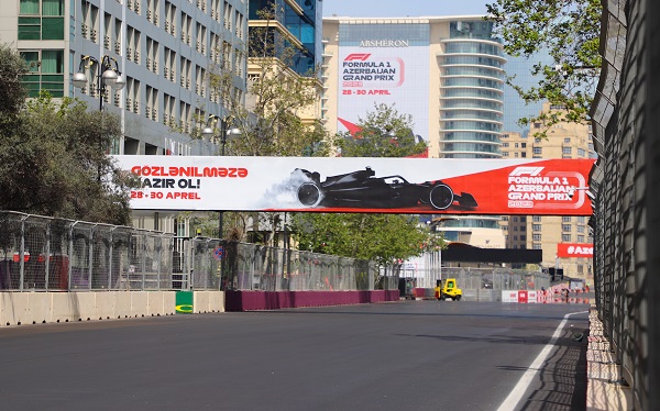 Foto - Bakü sokakları piste dönüştürüldü