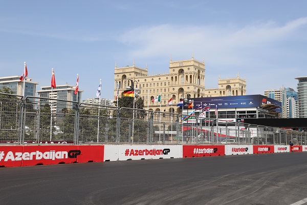 Foto - Bakü sokakları piste dönüştürüldü