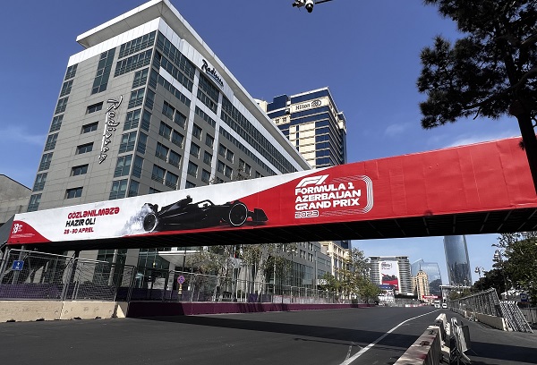 Foto - Bakü sokakları piste dönüştürüldü