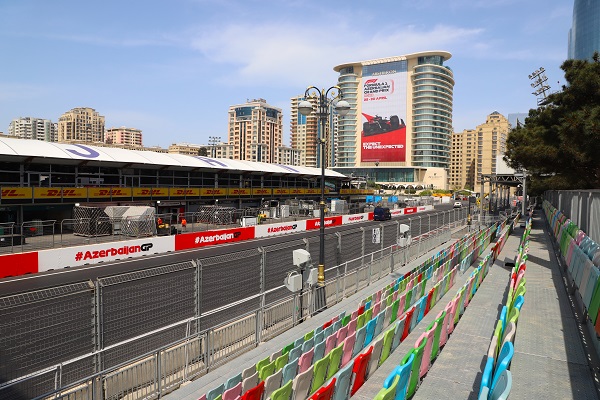 Foto - Bakü sokakları piste dönüştürüldü