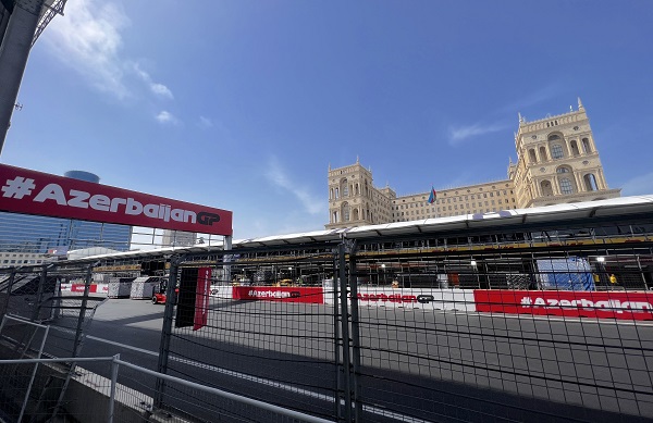 Foto - Bakü sokakları piste dönüştürüldü