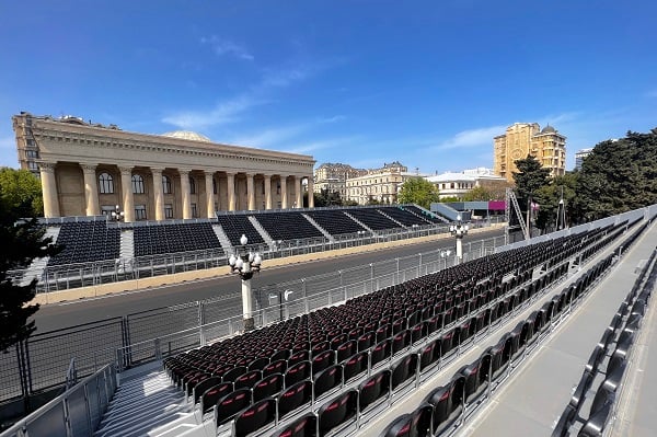 Foto - Bakü sokakları piste dönüştürüldü