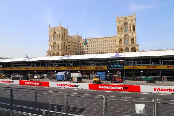 Foto - Bakü sokakları piste dönüştürüldü