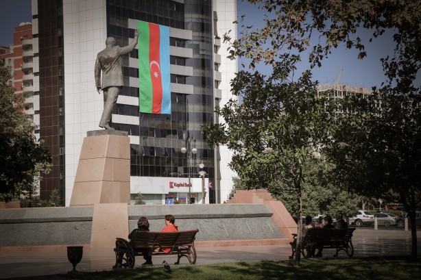 Foto - Bakü sokaklarında Azerbaycan ve Türk bayrağı şöleni