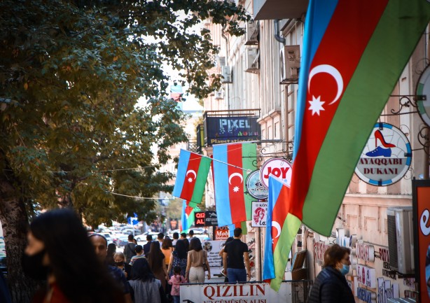 Foto - Bakü sokaklarında Azerbaycan ve Türk bayrağı şöleni
