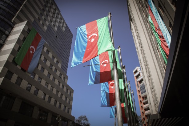 Foto - Bakü sokaklarında Azerbaycan ve Türk bayrağı şöleni