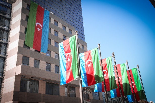 Foto - Bakü sokaklarında Azerbaycan ve Türk bayrağı şöleni