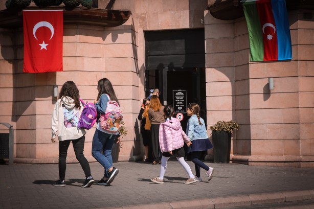 Foto - Bakü sokaklarında Azerbaycan ve Türk bayrağı şöleni