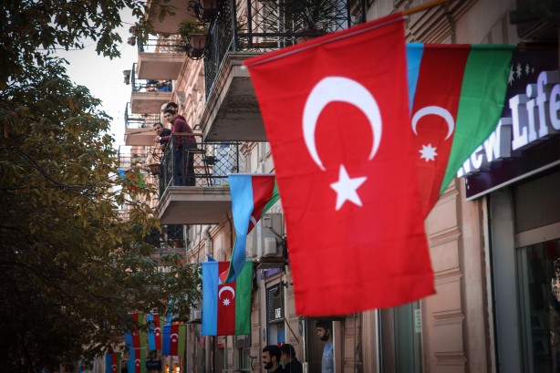 Foto - Bakü sokaklarında Azerbaycan ve Türk bayrağı şöleni