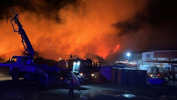 Foto - Bal paketleme tesisinde yangın