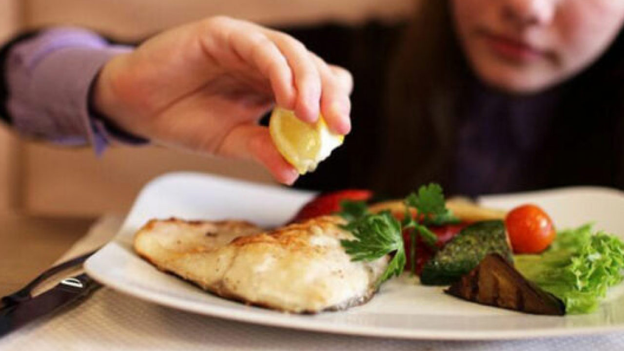 Balığa limon ne zaman sıkılmalı? Balığın lezzetine lezzet katmak için pişmeden önce mi, piştikten sonra mı peki!