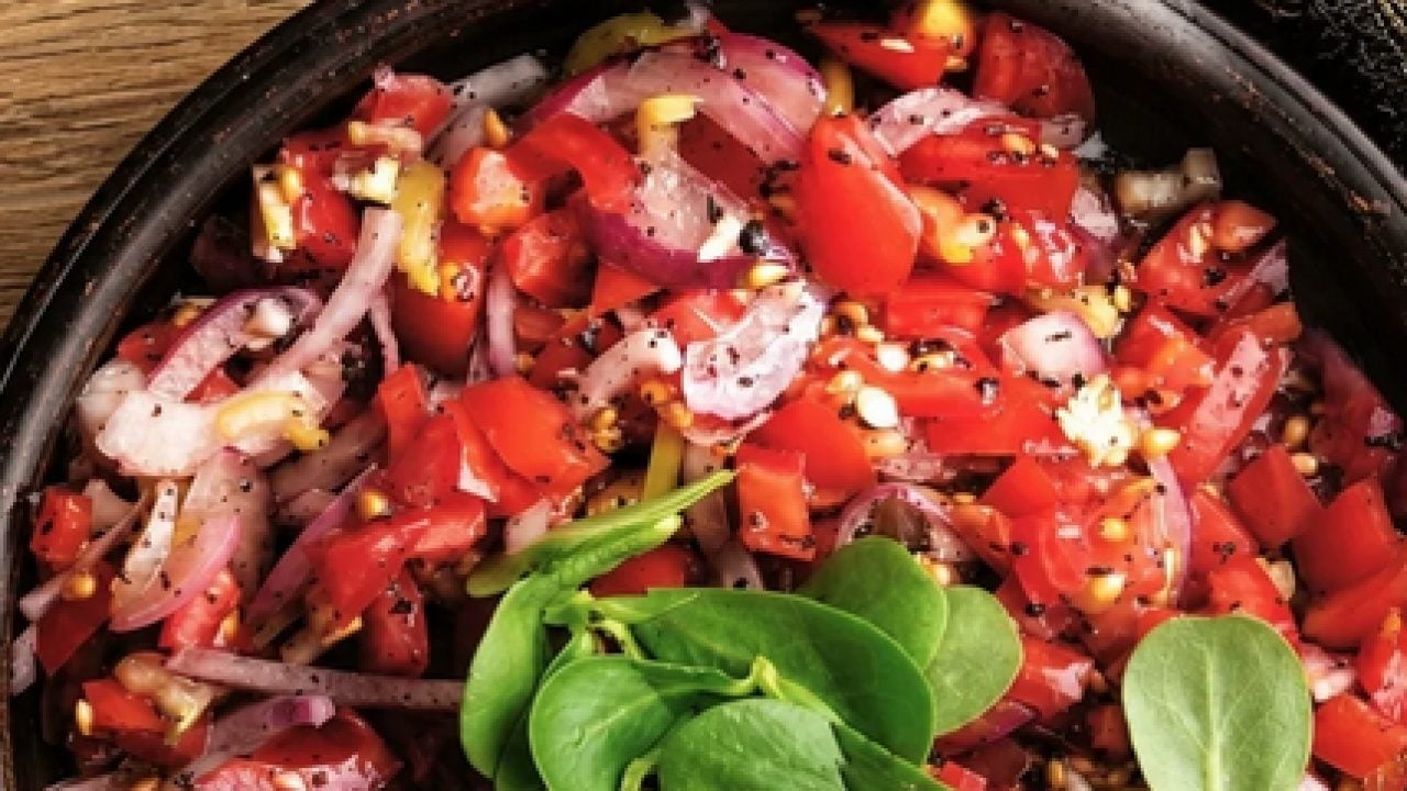 Foto - Balığın yanına sumak salatası tarifi: Sumak soğana ne zaman eklenmeli?
