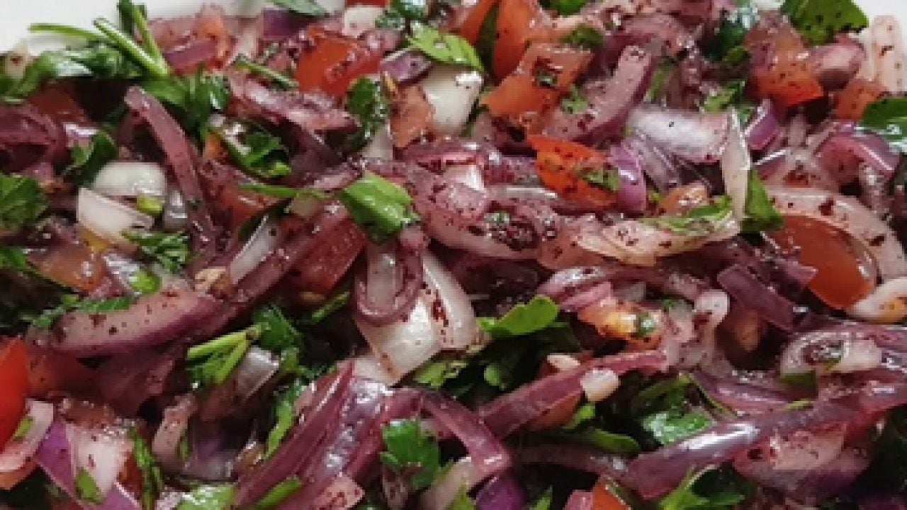 Foto - Balığın yanına sumak salatası tarifi: Sumak soğana ne zaman eklenmeli?