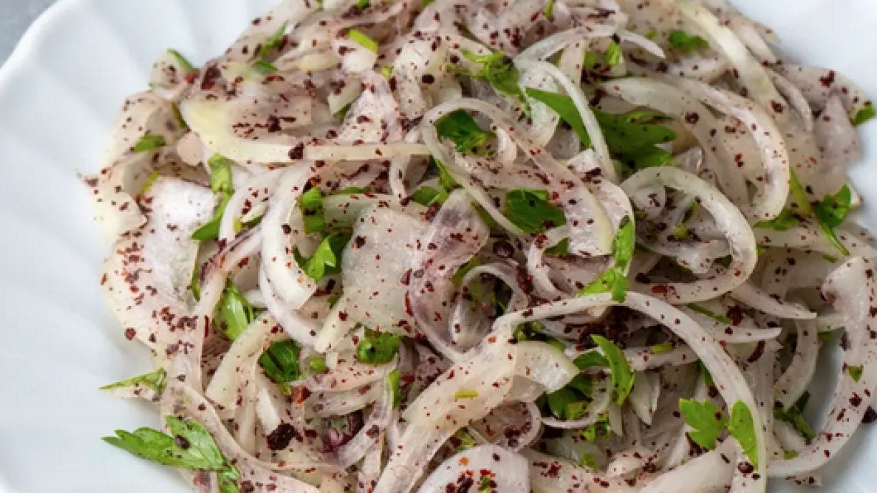 Foto - Balığın yanına sumak salatası tarifi: Sumak soğana ne zaman eklenmeli?