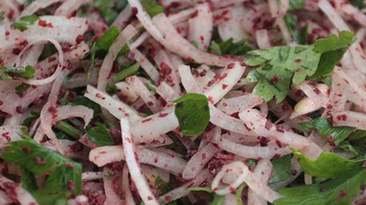 Foto - Balığın yanına sumak salatası tarifi: Sumak soğana ne zaman eklenmeli?