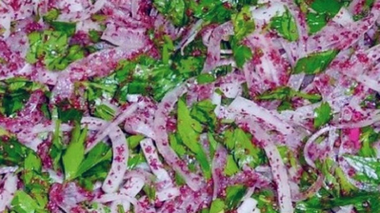 Foto - Balığın yanına sumak salatası tarifi: Sumak soğana ne zaman eklenmeli?