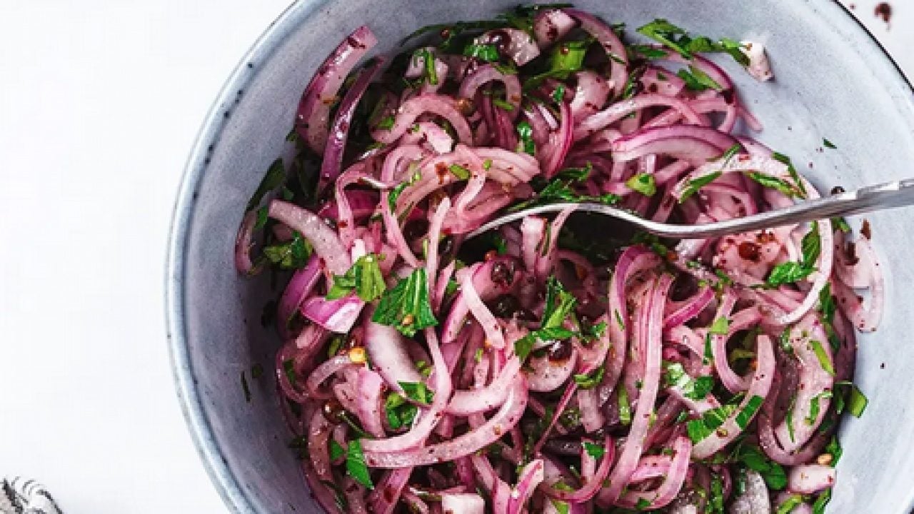 Foto - Balığın yanına sumak salatası tarifi: Sumak soğana ne zaman eklenmeli?
