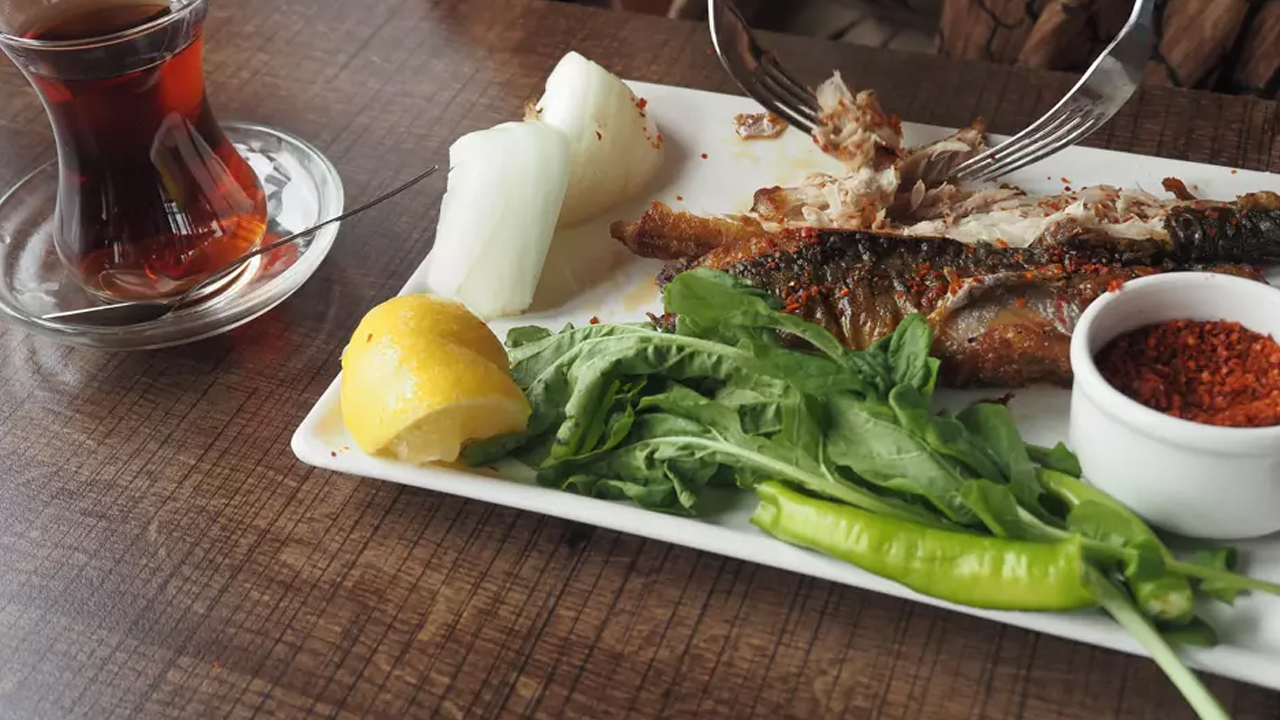 Balığın yanında asla tüketmeyin! Sindirim sistemini bozuyor