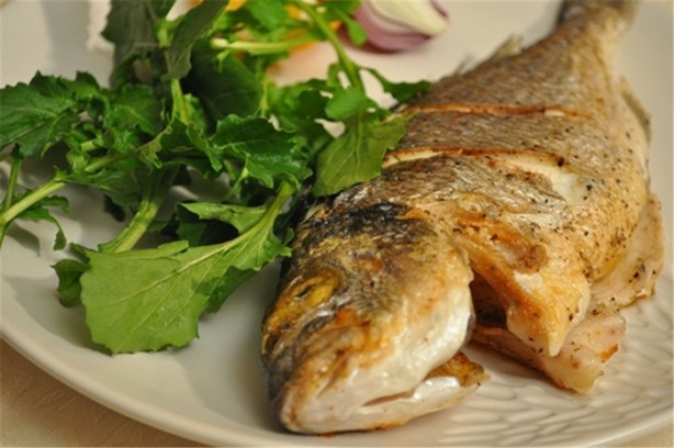 Foto - Balığın yanında kesinlikle yemeyin!